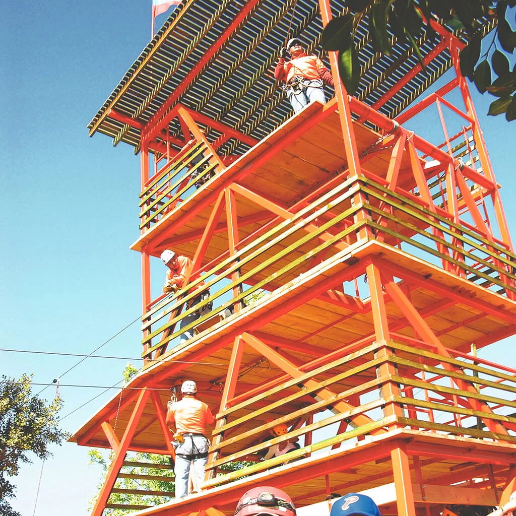 Ecoprojects. Personas convivendo en una torre de madera de Ecoprojects.