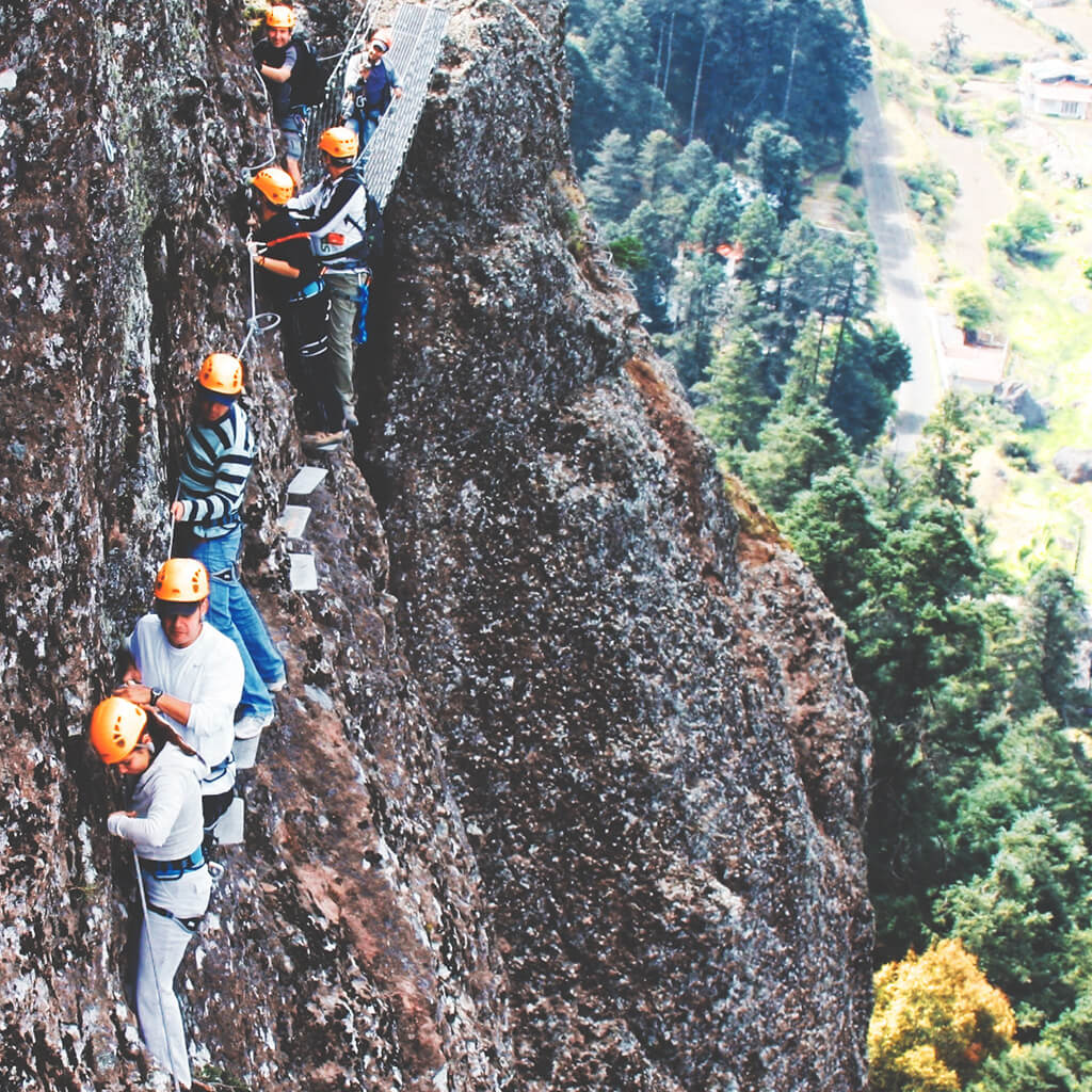 Ecoprojects. Via Ferrata HGO. Personas escalando una montaña usando equipo de Ecoprojects.