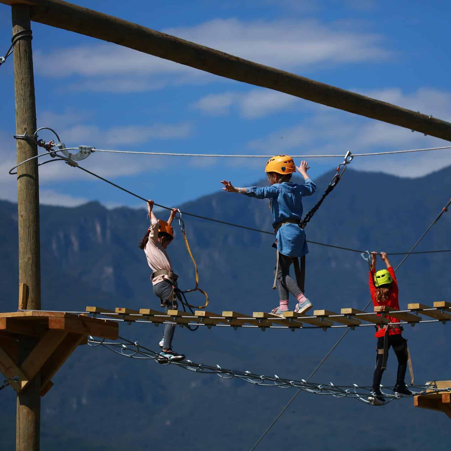 Ecoproparks. Niños disfrutando del puente de madera de Cielo Mágico.