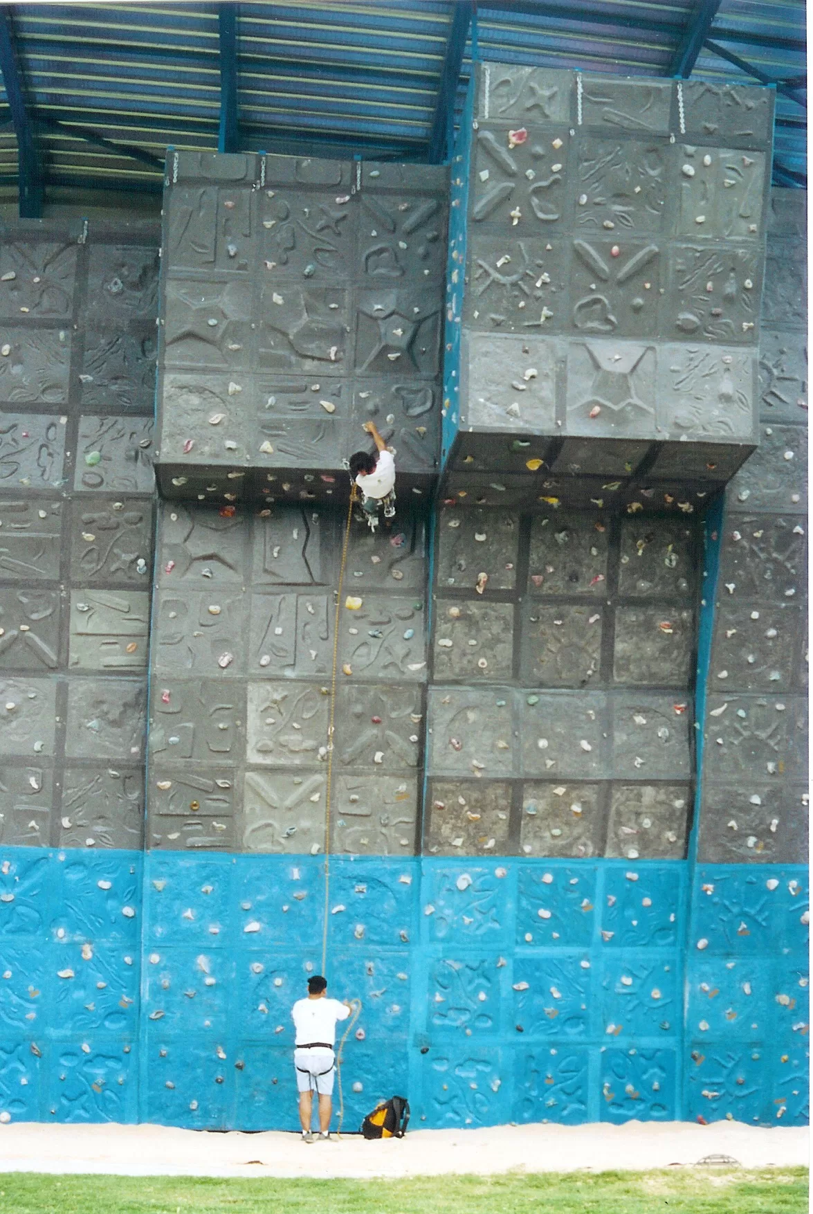 Ecoproparks. Muro de escalada con muchas piedras.