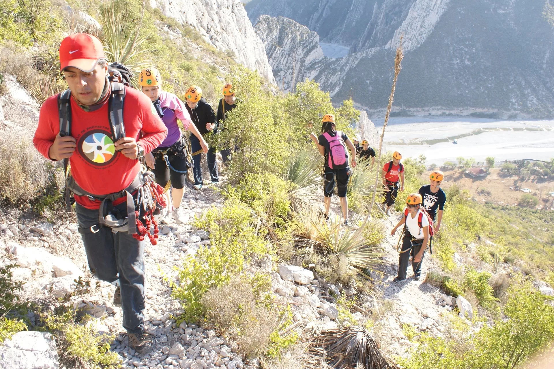 Ecoproparks. Personas caminando en un sendero.