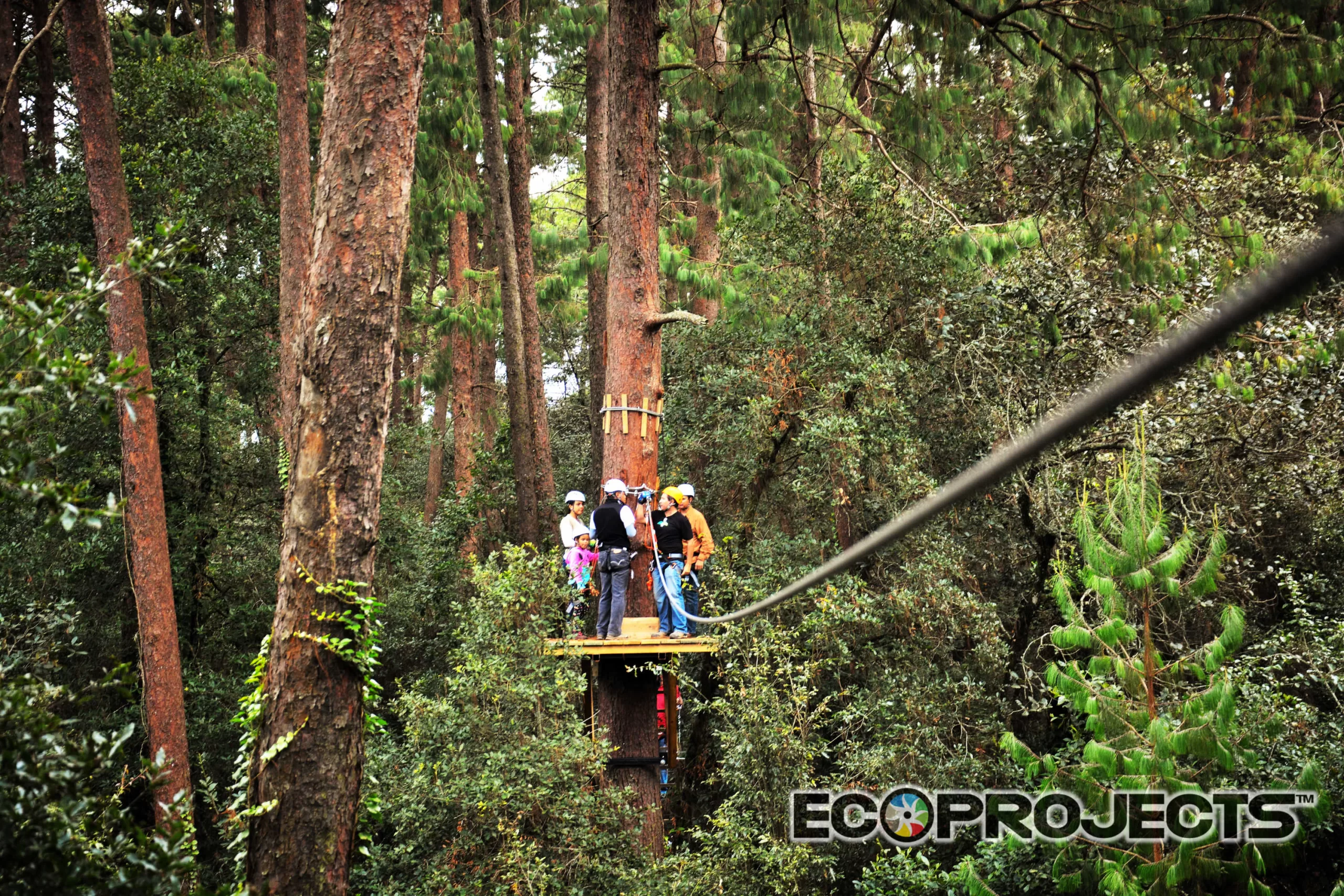 Ecoproparks. Personas preparando tirolesa.