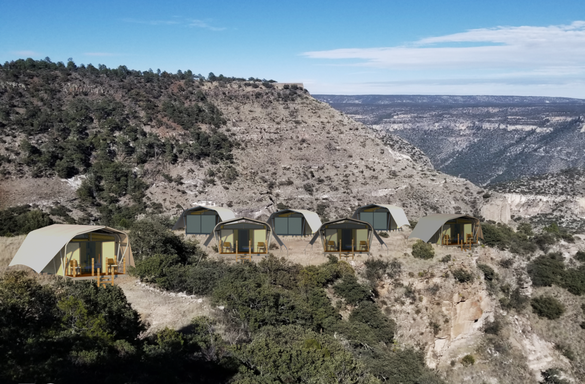 Ecoproparks. Conjunto de casas pequeñas hechas por Ecoproparks en una montaña rocosa.