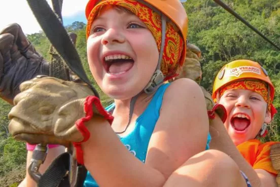 Ecoproparks. Niños usando tirolesa en Canopy Los Veranos.