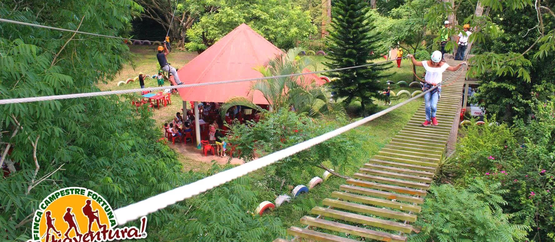 Ecoproparks. Puente de madera en Canopy Tour Finca Fortuna.