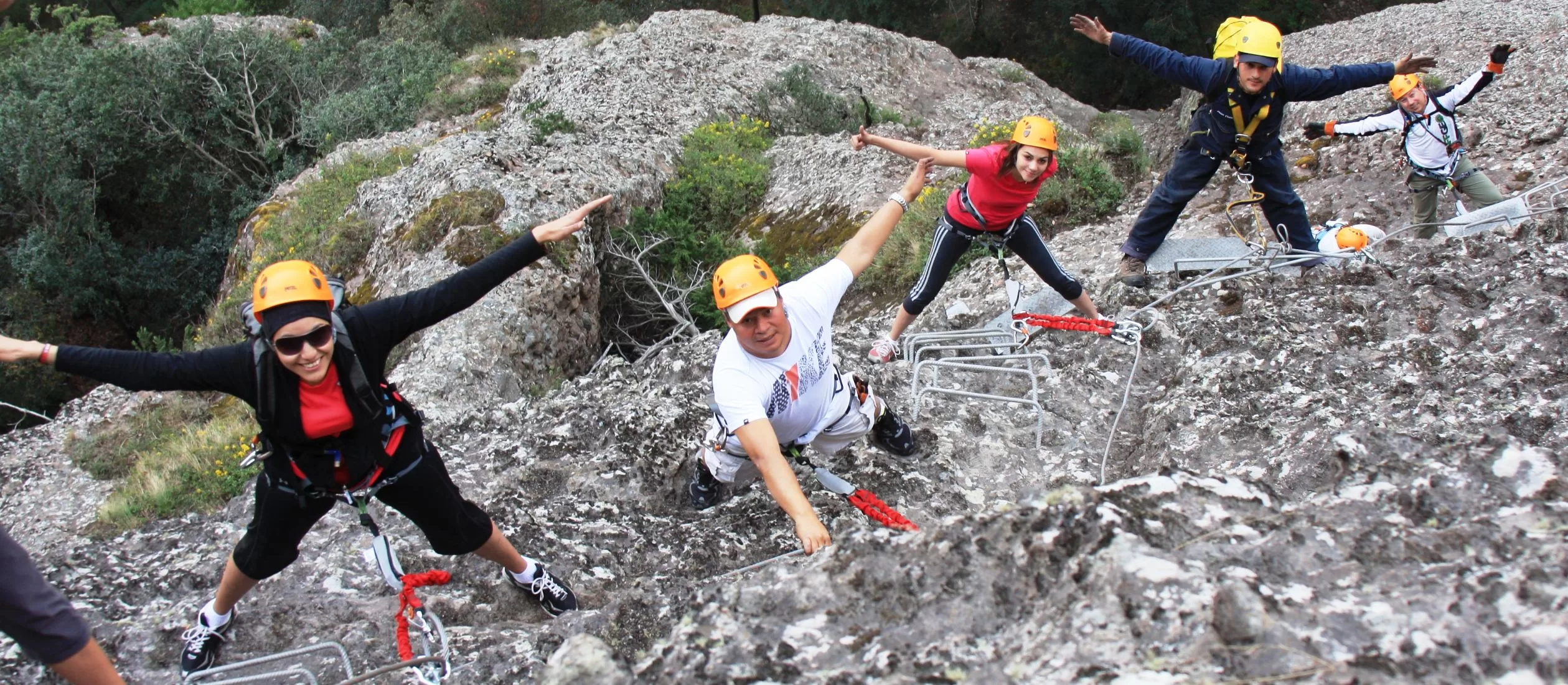 Ecoproparks. Personas posando al escalar una montaña.