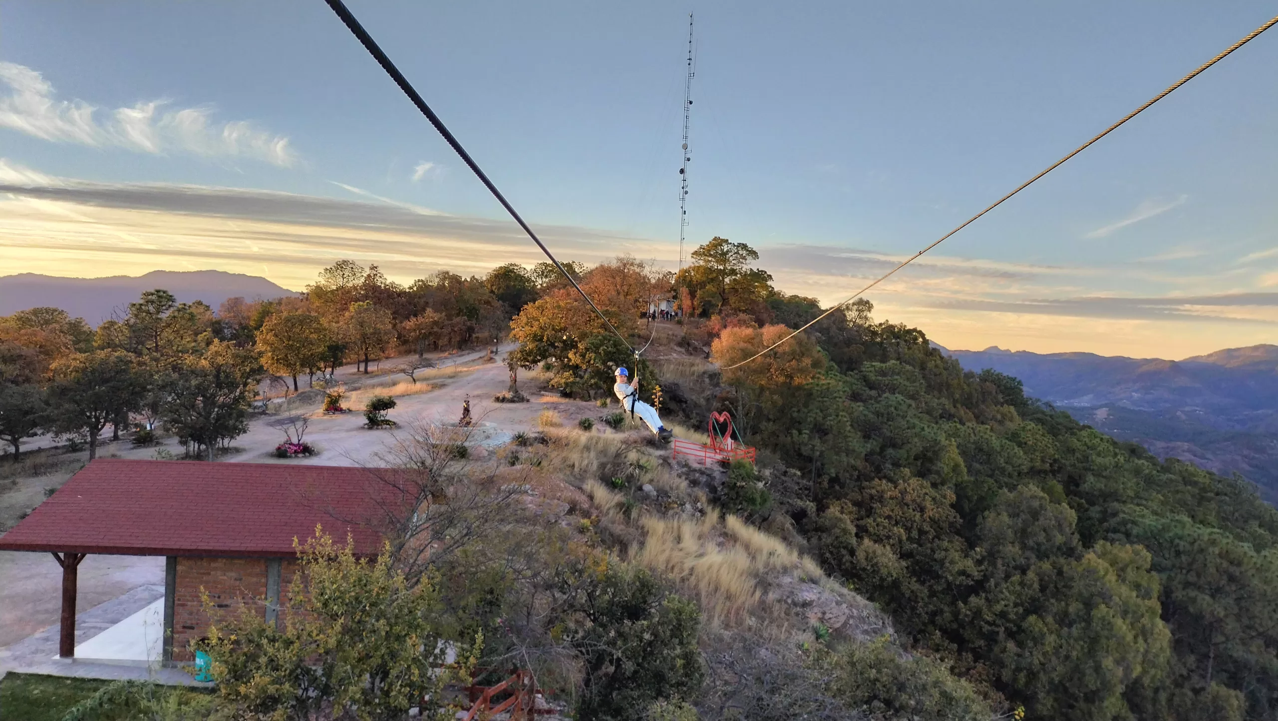 Ecoproparks. Vista paronámica de una tirolesa sobre una montaña.