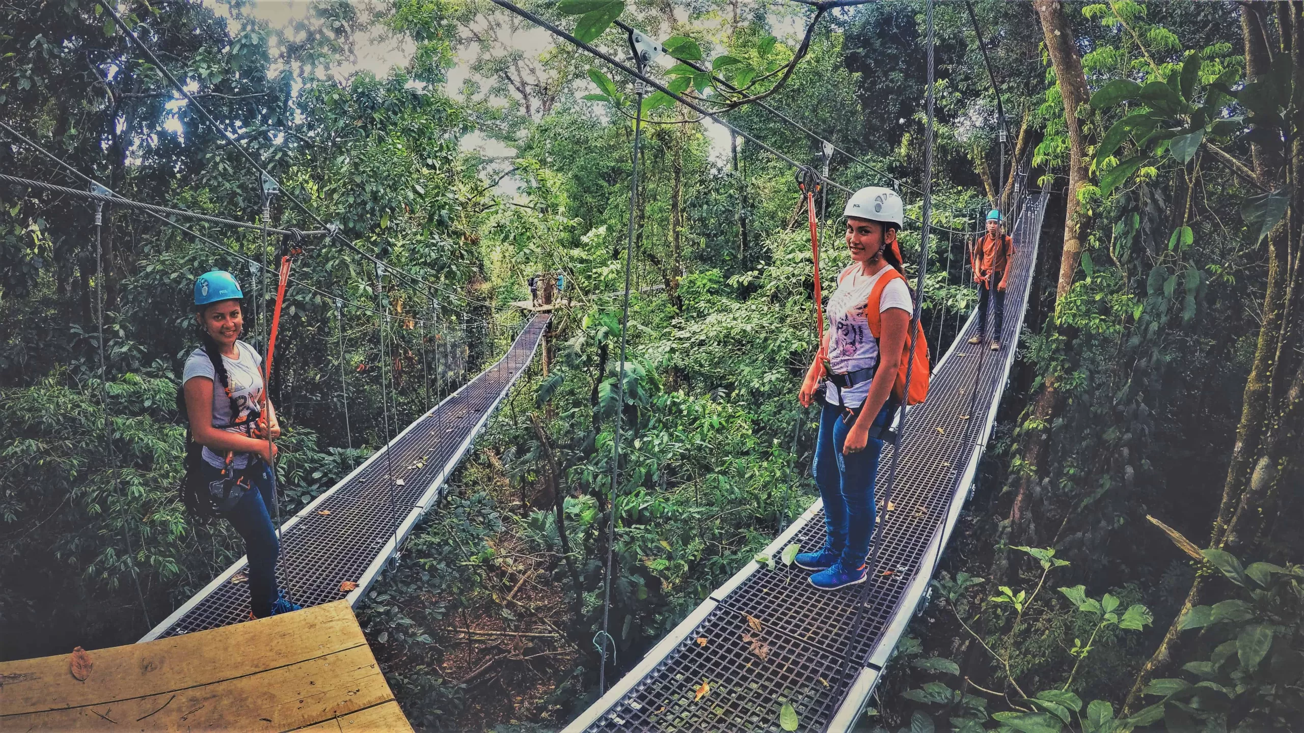 Ecoproparks. Personas posando en puente de Guate.