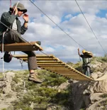 Ecoproparks. Personas sobre un puente con experiencia de seguridad.